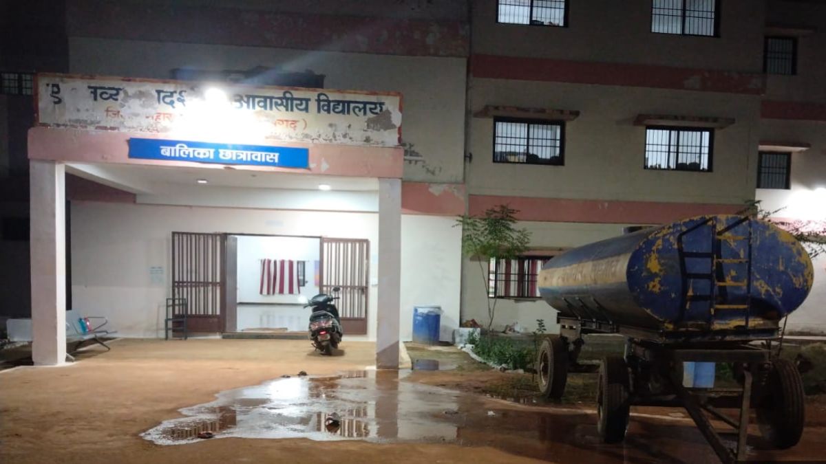खबर का असर : स्कूल में पानी की समस्या पर मंत्री रामविचार नेताम ने लिया संज्ञान, कुआं खोदने का काम शुरू, तब तक टैंकर से होगी पानी सप्लाई