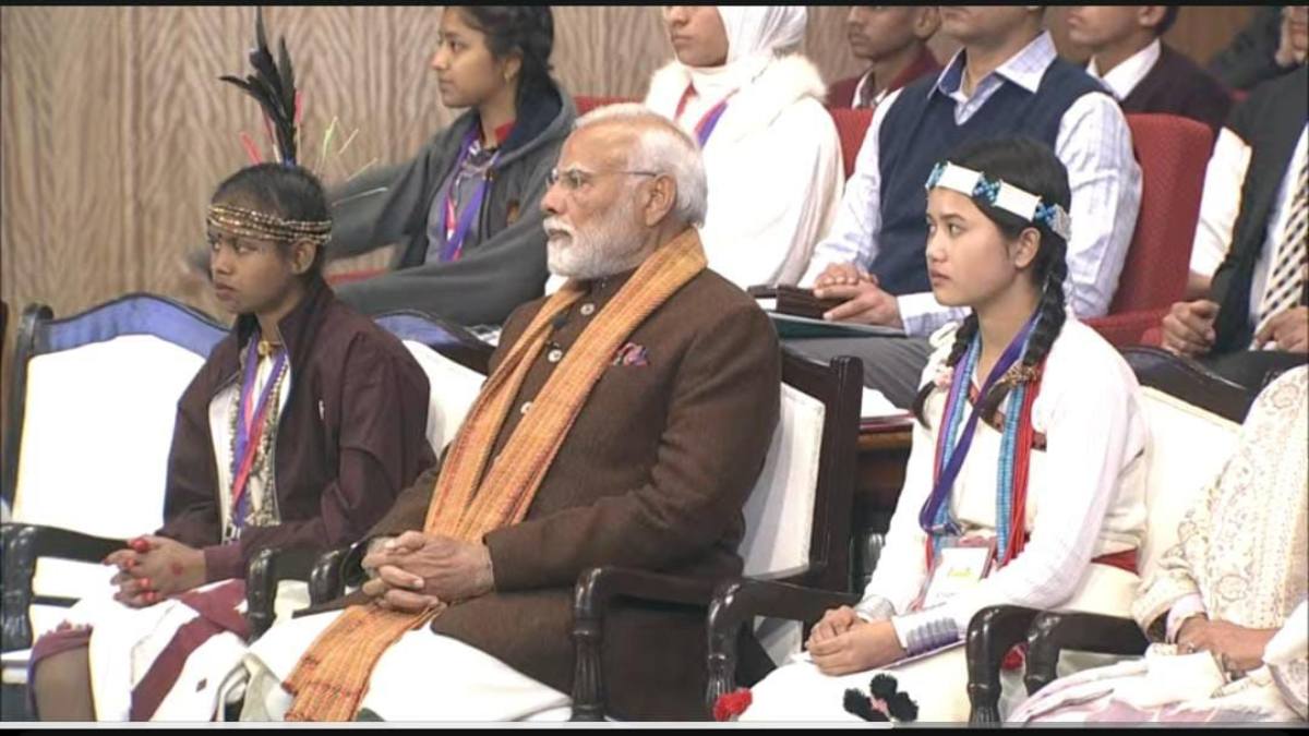 परीक्षा पे चर्चा : PM माेदी ने बस्तर की बेटी को बैठाया अपने पास, बोले- लगातार लिखने से बढ़ेगी स्पीड, फिर परीक्षा में नहीं छूटेगा सवाल