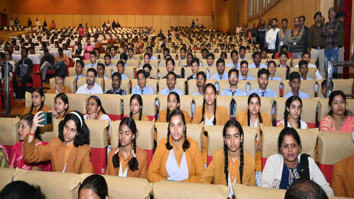 ‘परीक्षा पे चर्चा’ : छात्र बोले- टीचर पढ़ाते तो हिंदी में हैं, लेकिन डांटते समय उन पर सवार हो जाता है अंग्रेजी भूत… तो कुछ छात्रों ने कहा- टेंशन लेने का नहीं…देने का