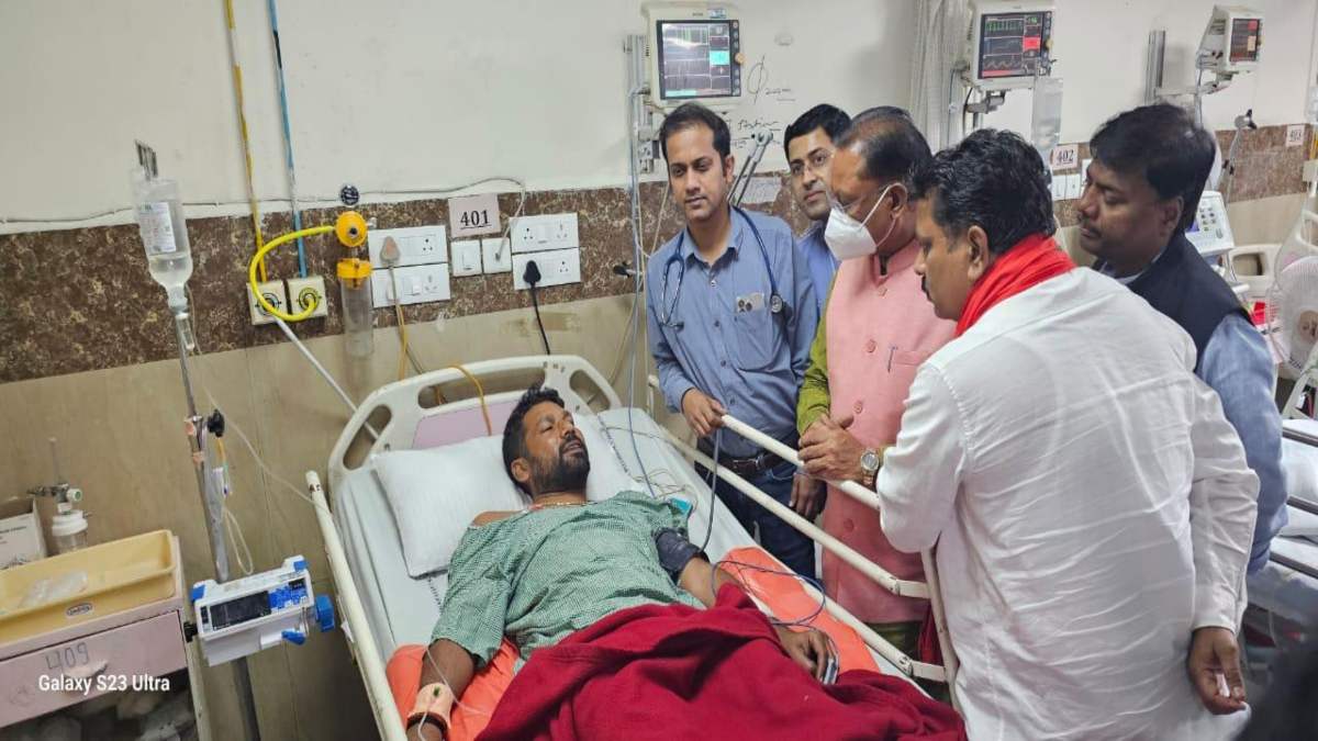 Sukma Naxalite Encounter : घायल जवानों से मिले सीएम साय, जवानों ने बताया – 500 की संख्या में थे नक्सली, अचानक हुई फायरिंग का हमने भी डटकर किया सामना