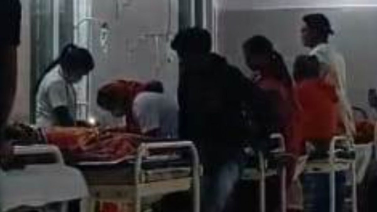 जिला अस्पताल में मोबाइल की रोशनी में किया गया मरीज का इलाज