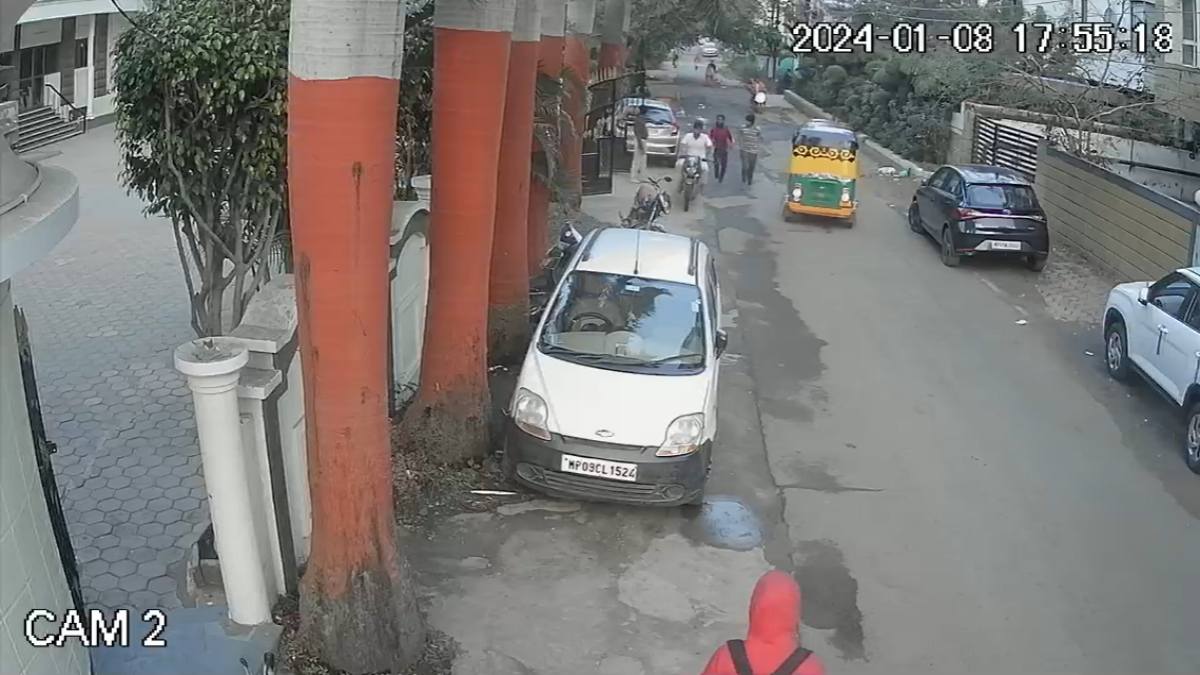 लूट अपडेटः आरोपी सीसीटीवी कैमरे में कैद, व्यापारी के आंख में मिर्ची पावडर डालकर वारदात को दिया अंजाम