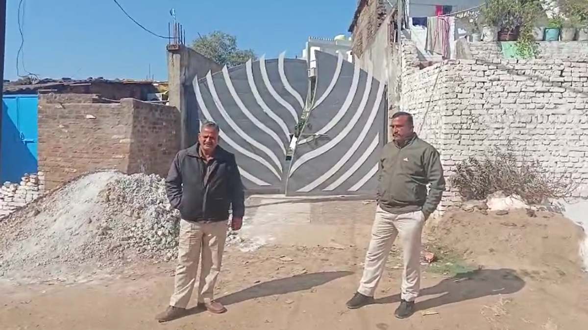 बड़ी खबरः शराब व्यवसायी के घर ED की रेड, कार्रवाई जारी, घर के बाहर पुलिस का पहरा