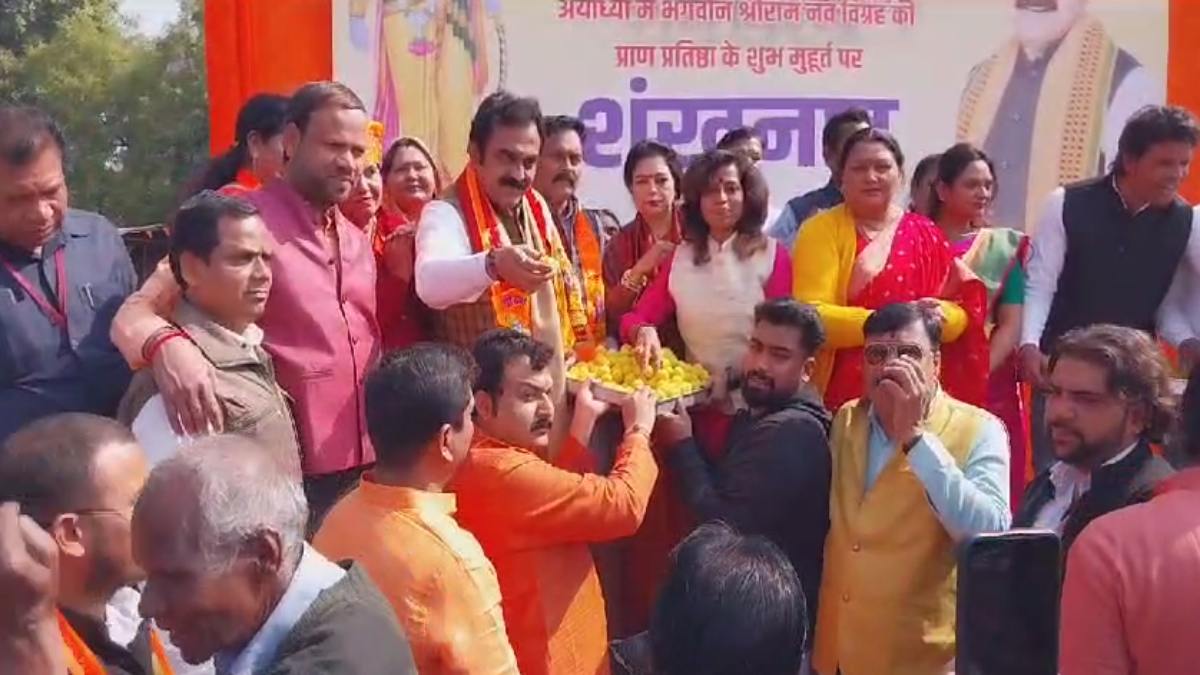 शंखनाद: प्राण-प्रतिष्ठा के बाद उत्सव का माहौल, जमकर हुई आतिशबाजी, PWD मंत्री ने बांटी मिठाई