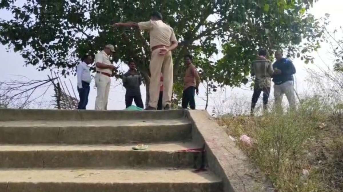 Odisha News : व्यक्ति ने कुल्हाड़ी से मारकर की पत्नी की हत्या, कारण का नहीं है पता …