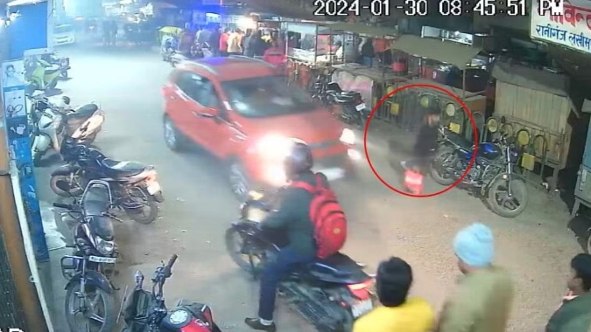 सड़क पर चलते-चलते युवक को आया हार्ट अटैक, गिरते ही कार ने रौंदा, हुई मौत, देखें दिल दहला देने वाला Video