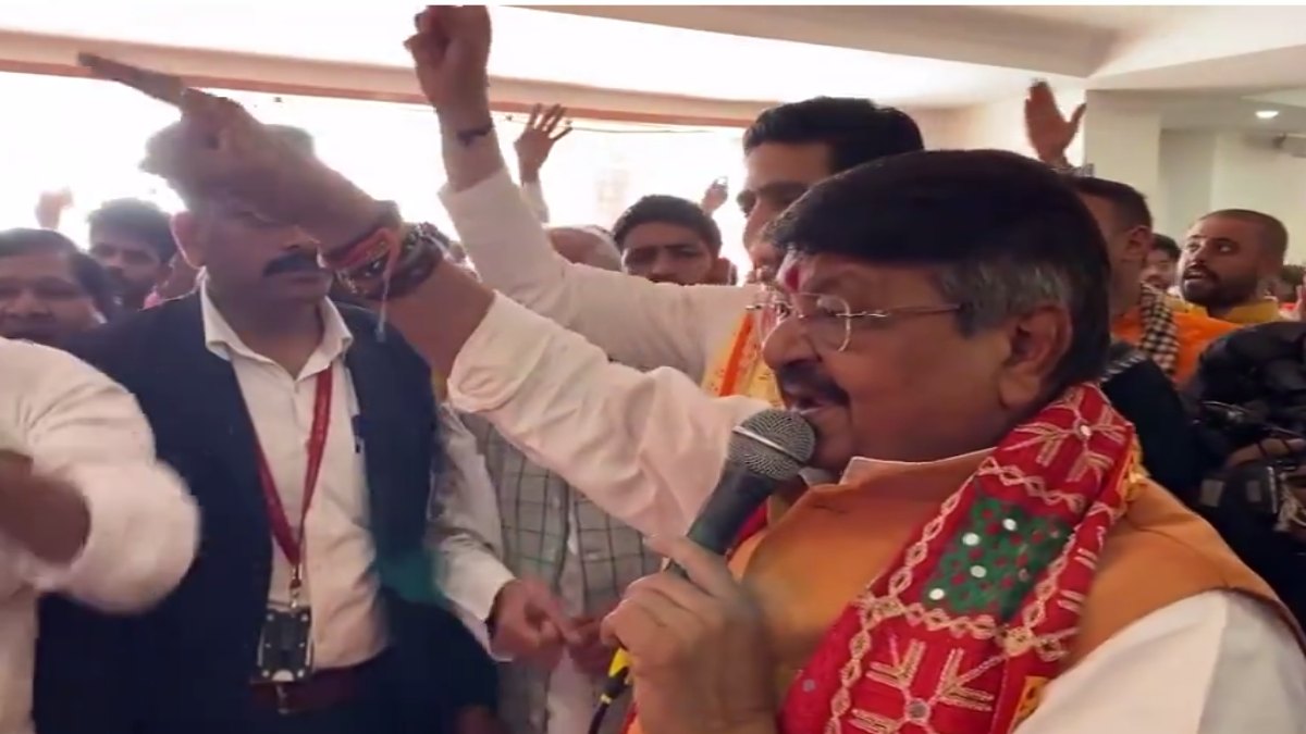 अयोध्या राम मंदिर में प्राण प्रतिष्ठा: खुशी में मंत्री ने गाया भजन, जमकर थिरके लोग, देखें वीडियो