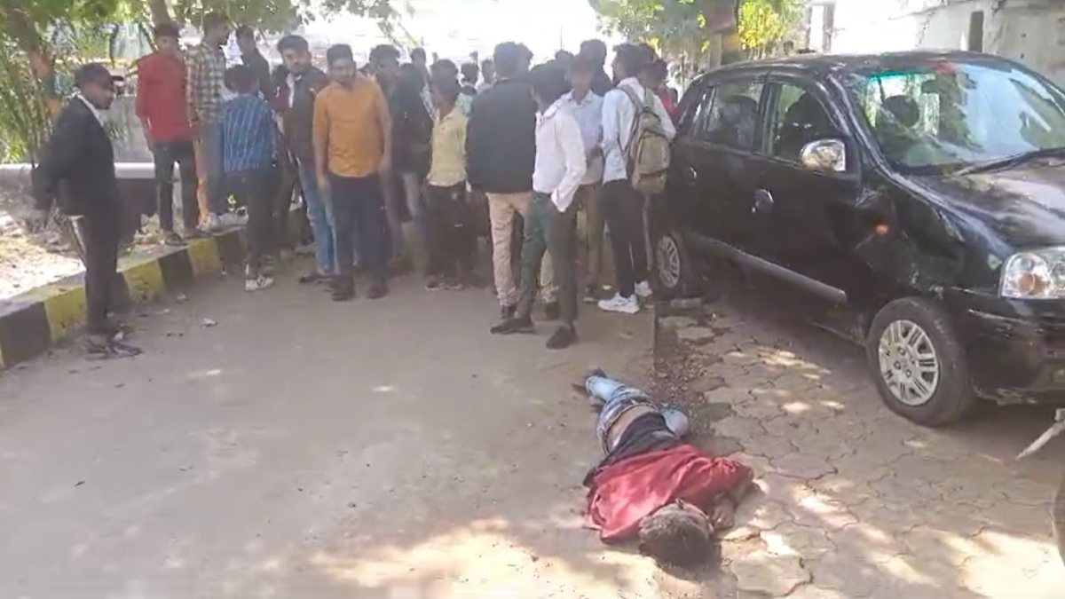 जोश में होश न खोयेः गणतंत्र दिवस समारोह में युवक को दौड़ा-दौड़ा कर पीटा, वीडियो वायरल