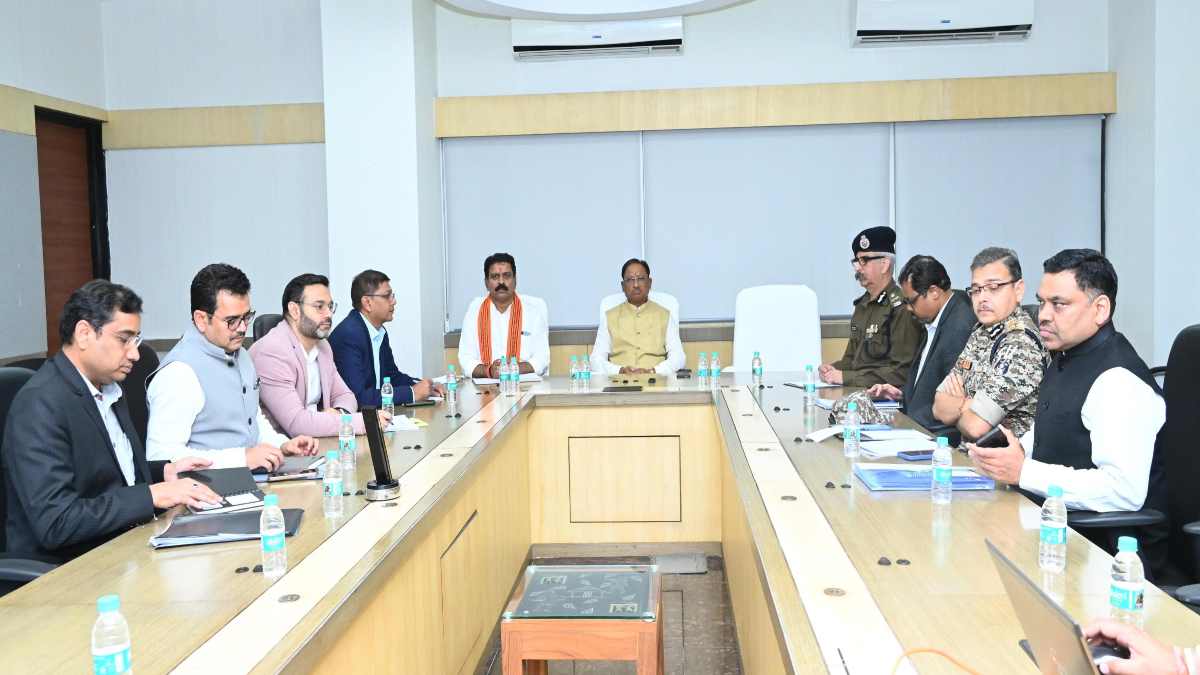 नक्सलवाद पर हाईलेवल मीटिंग : सीएम साय ने कहा – नक्सलियों के खिलाफ तेज होगा अभियान, पिछली सरकार ने गंभीरता से नहीं लड़ी लड़ाई