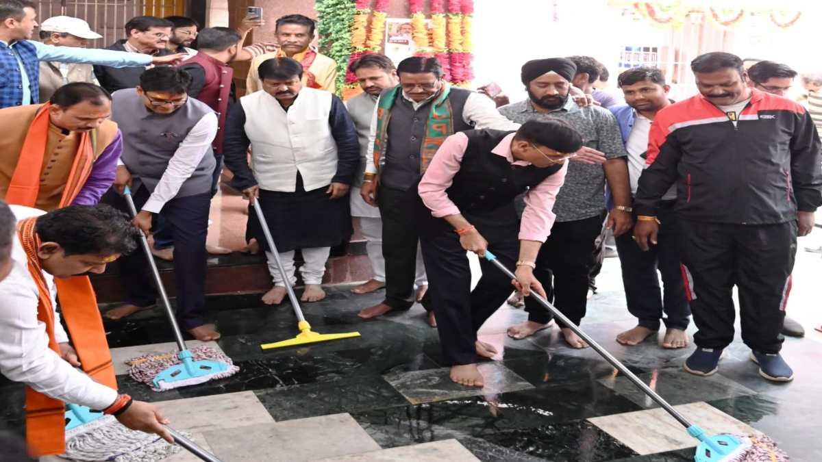 केंद्रीय मंत्री डॉ. मनसुख मांडविया आज प्रदेश प्रवास पर, श्री महामाया मंदिर परिसर में स्वच्छता अभियान में हुए शामिल