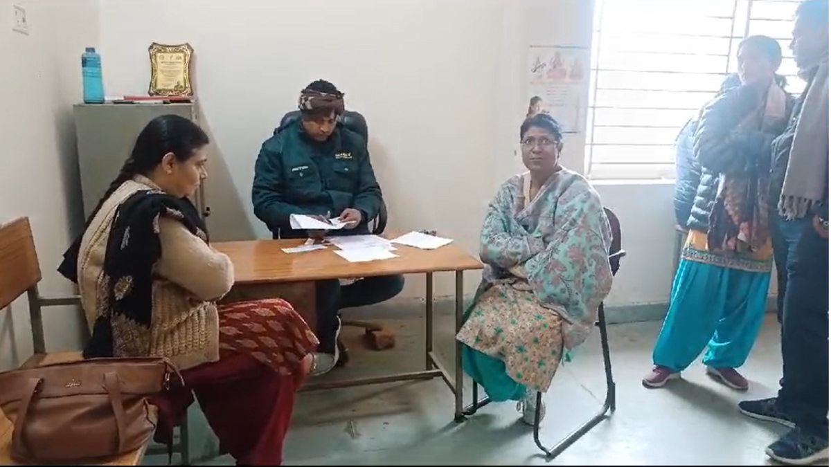 बड़ी खबरः महिला अधिकारी भी निकली रिश्वतखोर, 5 हजार घूस लेते लोकायुक्त ने रंगे हाथों किया गिरफ्तार