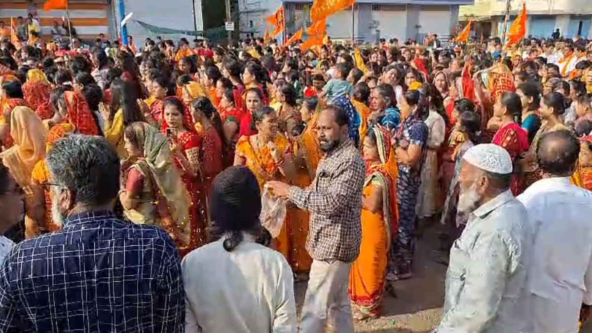 गंगा-जमुनी तहजीब: मुस्लिम समाज ने फूलों से किया शोभायात्रा का स्वागत, पेश की हिंदू-मुस्लिम एकता की मिसाल