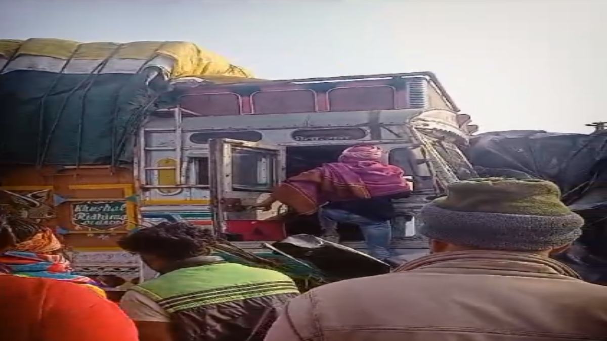 नींद की झपकी और दुकान में जा घुसा अनियंत्रित ट्रक, भीड़ ने की ड्राइवर की पिटाई, पुलिस ने बचाया