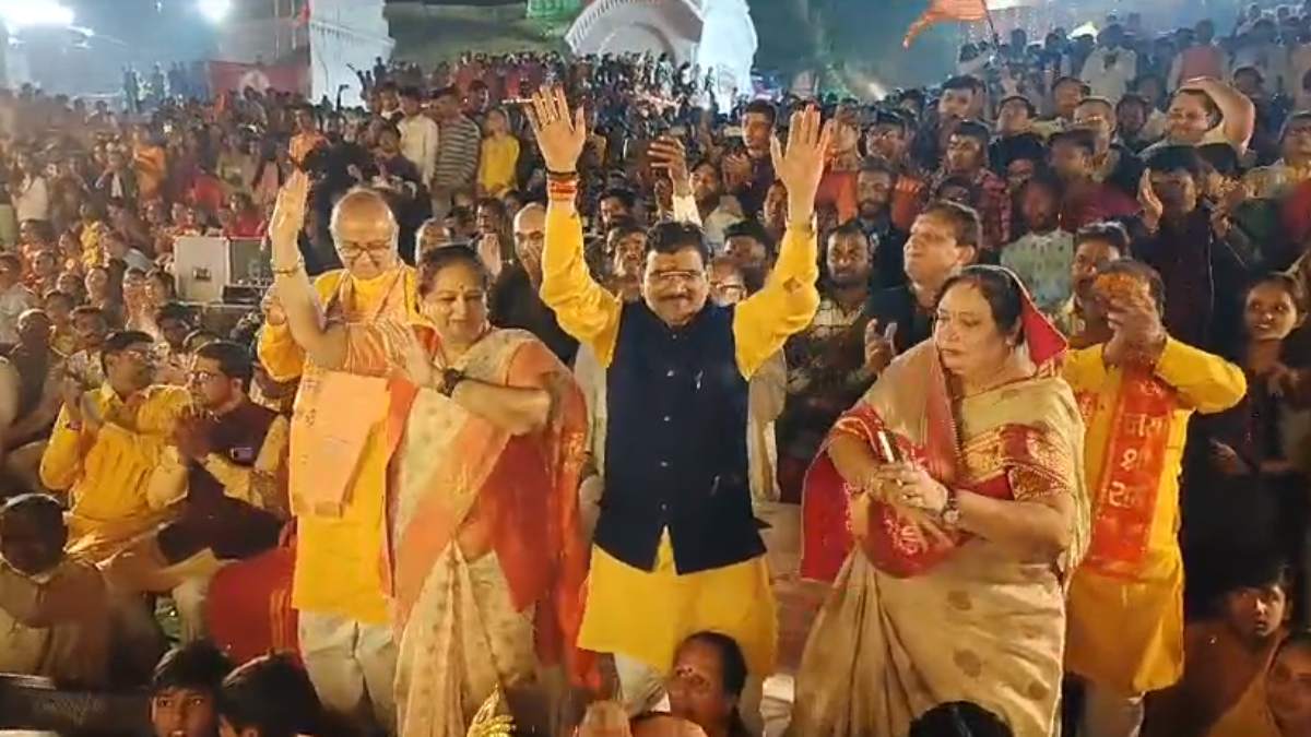 राजघाट पर दीपावली: सांसद और विधायक ने किया डांस, आठ हजार से ज्यादा दीप रोशन