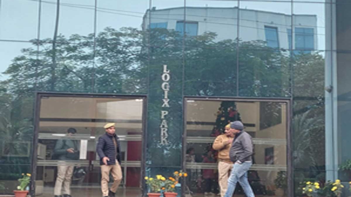 IT Raid : 4 बिल्डरों के 40 ठिकानों पर छापेमारी, करोड़ों का कैश बरामद, जांच में जुटे 400 से अधिक कर्मचारी, मचा हड़कंप
