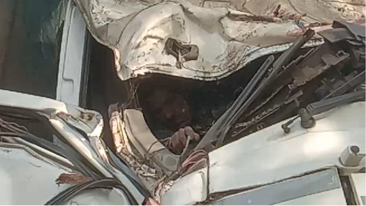 MP सड़क हादसे में चालक की मौतः क्रेन की मदद से ड्राइवर के शव को ट्रक से बाहर निकाला