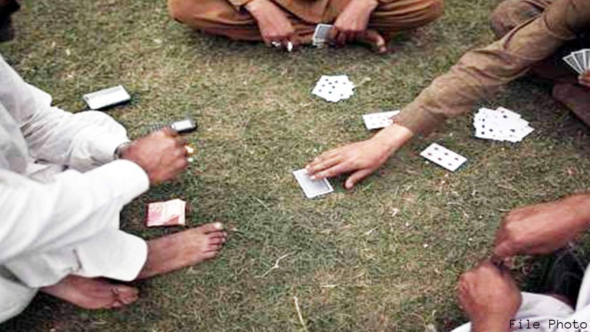 पुलिस की बड़ी कार्रवाई: 22 लोगों को जुआ खेलते किया गिरफ्तार, 2 लाख कैश जब्त