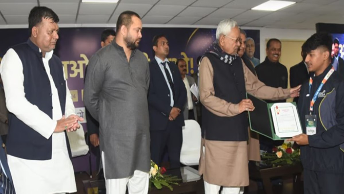 मेडल लाओ नौकरी पाओ : CM नीतीश कुमार ने खिलाड़ियों को सौंपा नियुक्ति पत्र, 71 प्लेयरों को मिली नौकरी