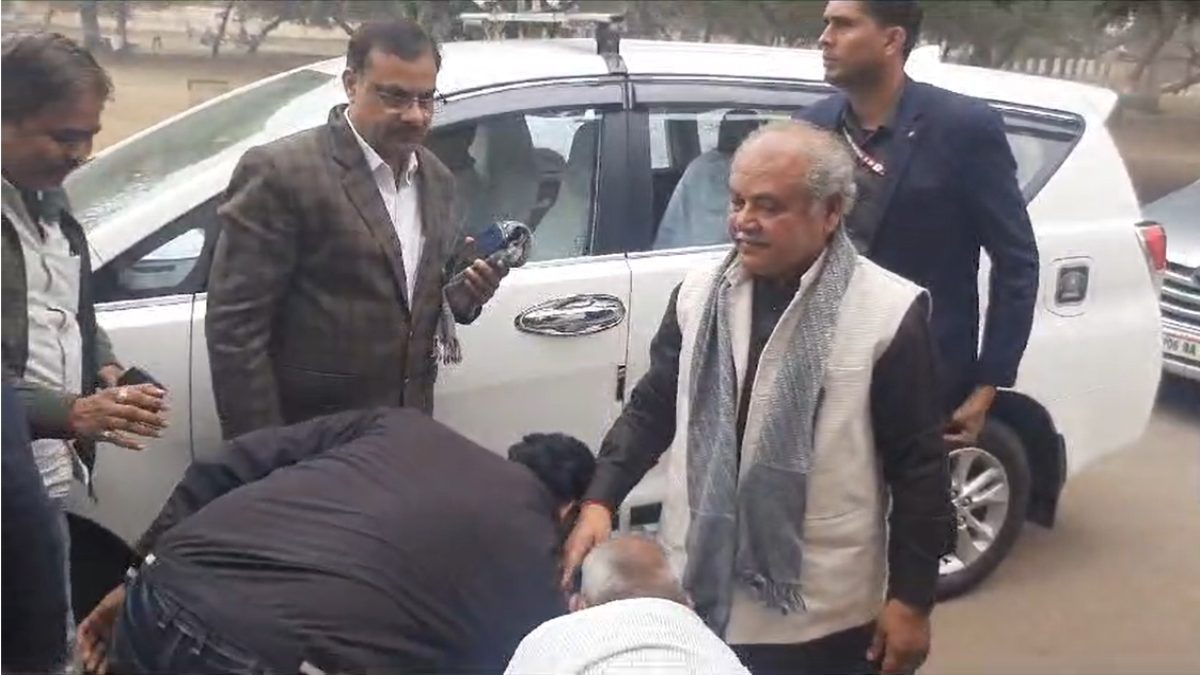 एसडीएम और तहसीलदार की चरण वंदनाः विधानसभा अध्यक्ष के पैर छूकर लिया आशीर्वाद, वीडियो वायरल