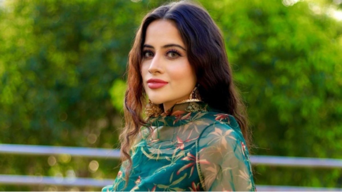 Urfi Javed : एक बार फिर टॉपलेस हुई उर्फी, कपड़े की जगह डिस्पोजेबल स्पून से ढका तन