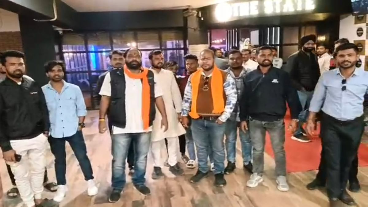 अचानक पब पहुंचे बजरंग दल के कार्यकर्ता: युवक-युवतियों में मचा हड़कंप, जानें फिर क्या हुआ
