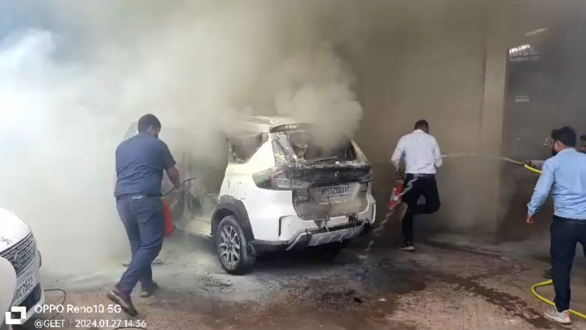 खराब सर्विसिंग से नाराज हुआ मालिक: पेट्रोल डालकर खुद की कार में लगा दी आग, Video viral