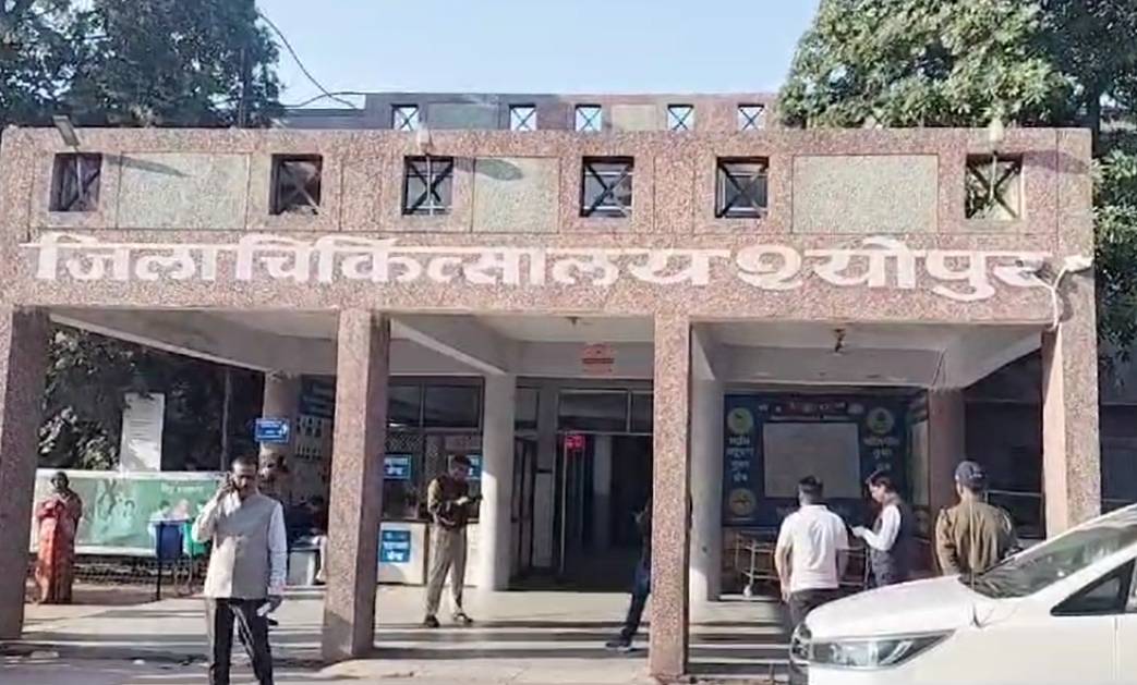 फिर आदिवासी परिवार को नहीं मिला शव वाहनः ऑटो में ले गए डेड बॉडी, वीडियो वायरल