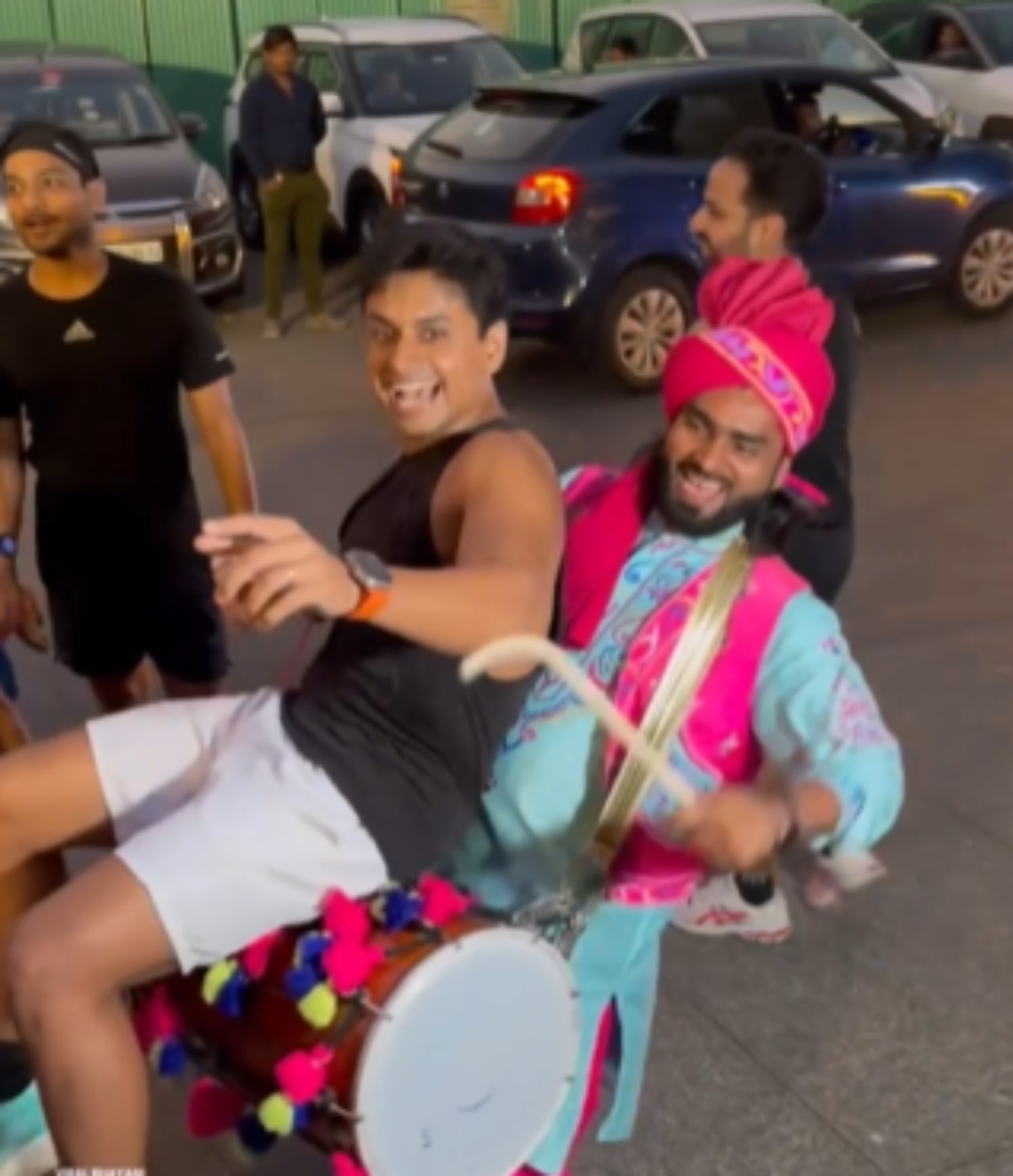 Ira Khan And Nupur Shikhare Wedding: हाफ पैंट और बनियान में शिखर ने निकाली बारात, ढोल बजाते नजर आए दुल्हेराजा…