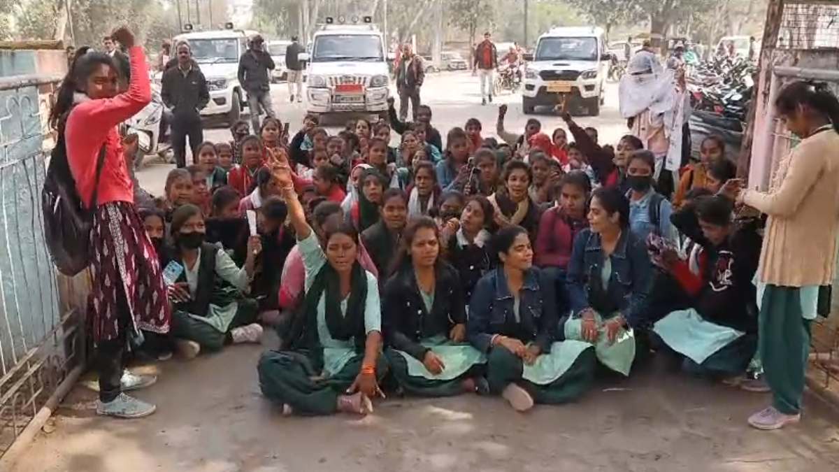 1250 में 900 फेल: नाराज छात्राओं ने जमकर मचाया हंगामा, कलेक्ट्रेट का घेराव, पुनर्मूल्यांकन की मांग