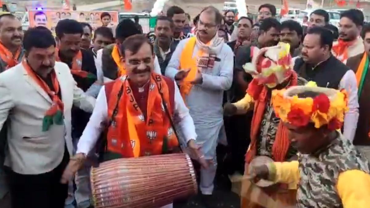 मांदर की थाप पर झूमे वीडी शर्मा: उमरिया में प्रदेश अध्यक्ष का शानदार स्वागत, लोकसभा चुनाव को लेकर कार्यकर्ताओं को दिए टिप्स