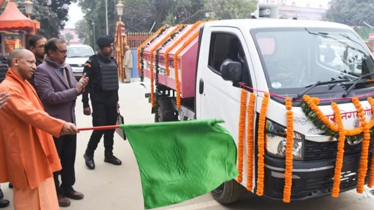 Gorakhpur : खिचड़ी मेले में CM योगी ने सफाई गाड़ी को दिखाई हरी झंडी, जरूरतमंद लोगों को बांटे गर्म कपड़े