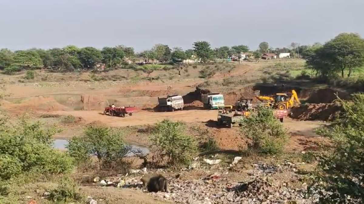 MP में मिट्टी खनन का खेल जारी: माफिया नियमों की धज्जियां उड़ाकर धड़ल्ले से कर रहे अवैध उत्खनन, जिम्मेदार बने तमाशबीन