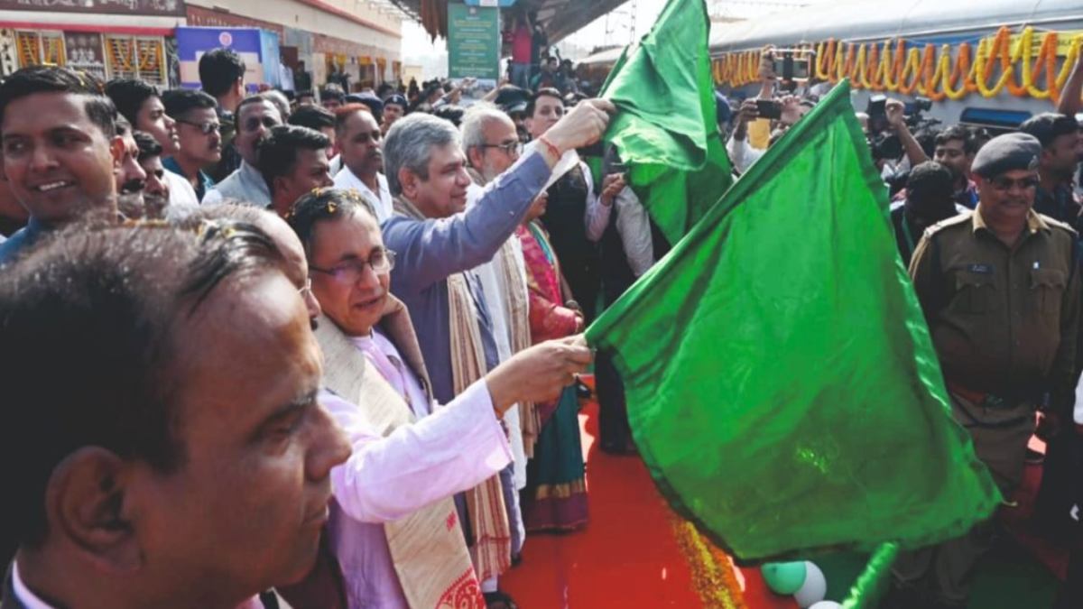 गोपीनाथपुर नीलगिरि-बालासोर के बीच मेमू ट्रेन को रेलवे मिनिस्टर ने दिखाई हरी झंडी, रेल कनेक्टिविटी के शुरु होने पर लोगों को दी बधाई
