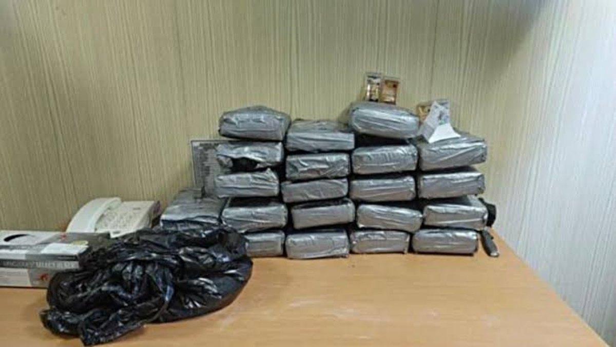 Paradip Cocaine Seizure : 220 करोड़ रुपये की कोकीन जब्त, हिरासत में लिया गया चालक दल का सदस्य समुद्र में कूदा