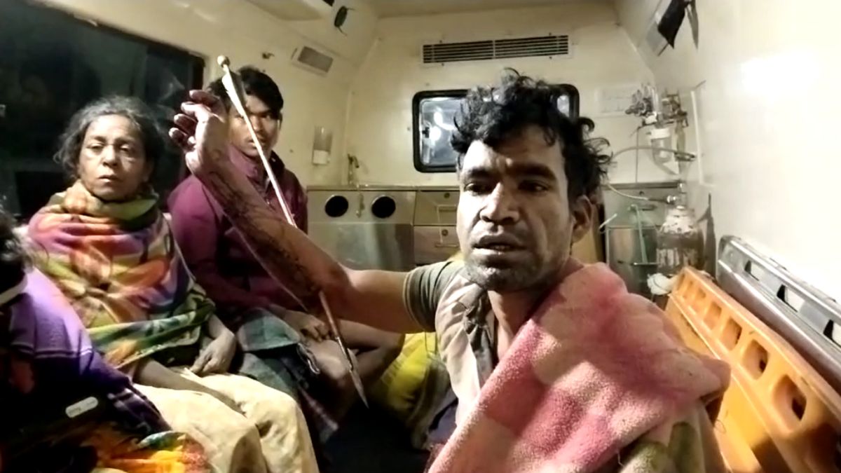 चचेरे भाइयों में खूनी संघर्ष : धनुष से किया हमला, एक के हाथ से आरपार हुआ तीर