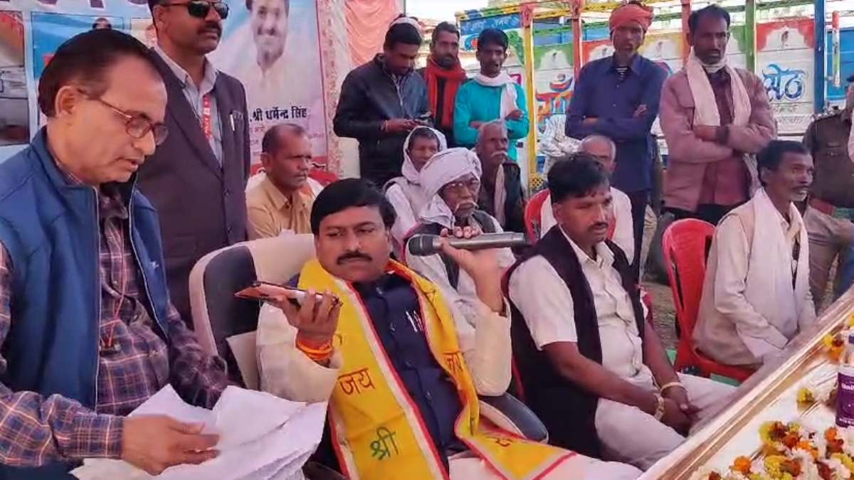 ग्रामीणों ने राज्यमंत्री से की शिकायत: बोले- बिना पैसे लिए काम नहीं करता पटवारी, तत्काल हटाया गया, वीडियो वायरल