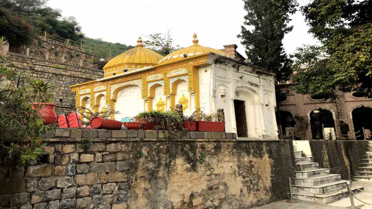 Pakistan में है 700 साल पुराना एक राम मंदिर, लेकिन मंदिर में नहीं है मूर्तियां, पूजा करने की भी नहीं है अनुमति …