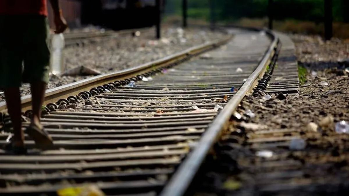 Odisha News : रेल इंजन की चपेट में आने से दो मजदूरों की मौत
