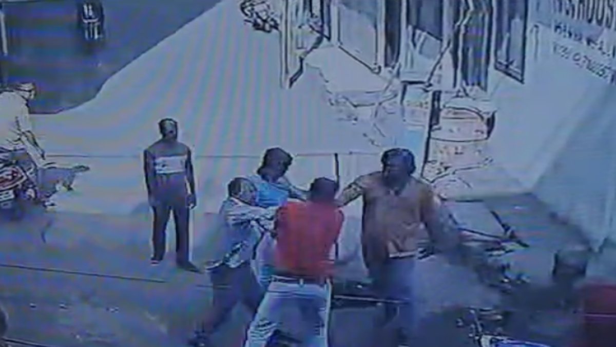 VIDEO: सफाई के दौरान कचरा फेंकने को लेकर विवाद, नगर निगम के दरोगा के साथ रहवासियों ने की मारपीट