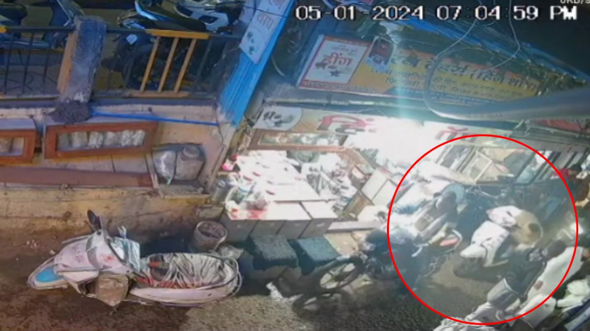 स्कूटी पर बैठा था व्यापारी, अचानक आ गई मौत: CCTV आया सामने, ये मंजर देख कांप जाएगी आपकी रूह