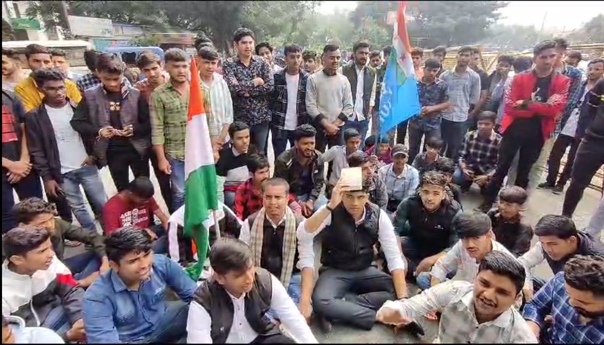 NSUI कार्यकर्ताओं ने दिया धरना: सिर पर भगवत गीता रखकर पहुंचे कलेक्ट्रेट, इस मांग को लेकर कर रहे थे प्रदर्शन 
