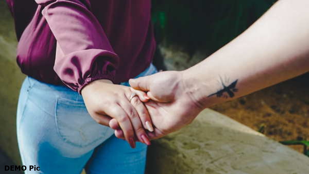 ‘अपना फोन नंबर दो न…’, युवक ने बीच सड़क पकड़ा लड़की का हाथ, फिर युवती ने भी मनचले को ऐसा सिखाया सबक कि दर्शक बन गई भीड़