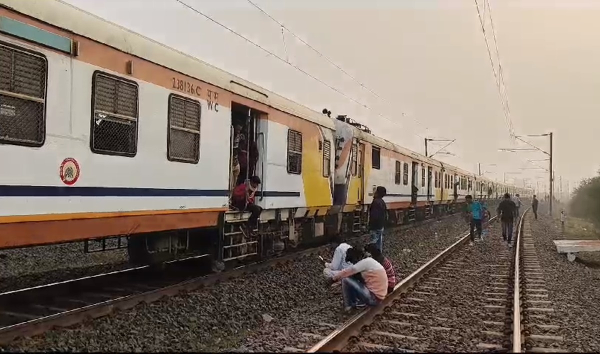 MP में मेमू ट्रेन का प्रेशर पाइप फटा, काफी देर तक परेशान होते रहे यात्री