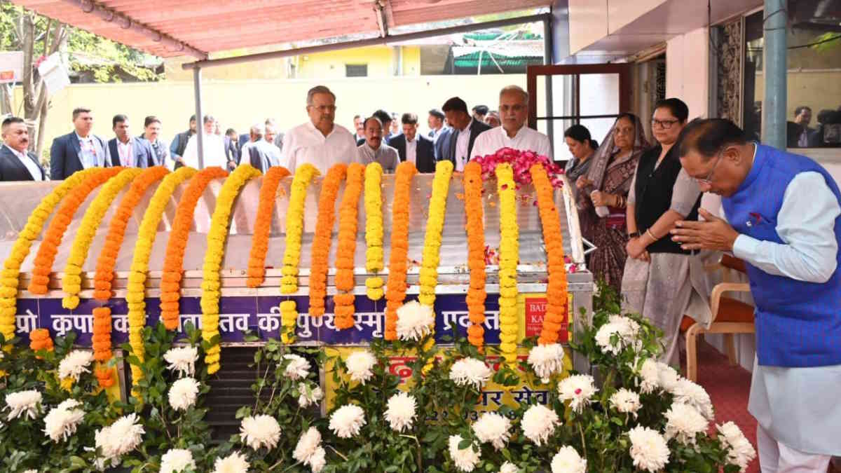 मुख्यमंत्री साय ने पूर्व मुख्यमंत्री बघेल के दिवंगत पिता नंदकुमार बघेल को दी श्रद्धांजलि, रमन सिंह और अरुण साव के अलावा इनकी रही मौजूदगी…