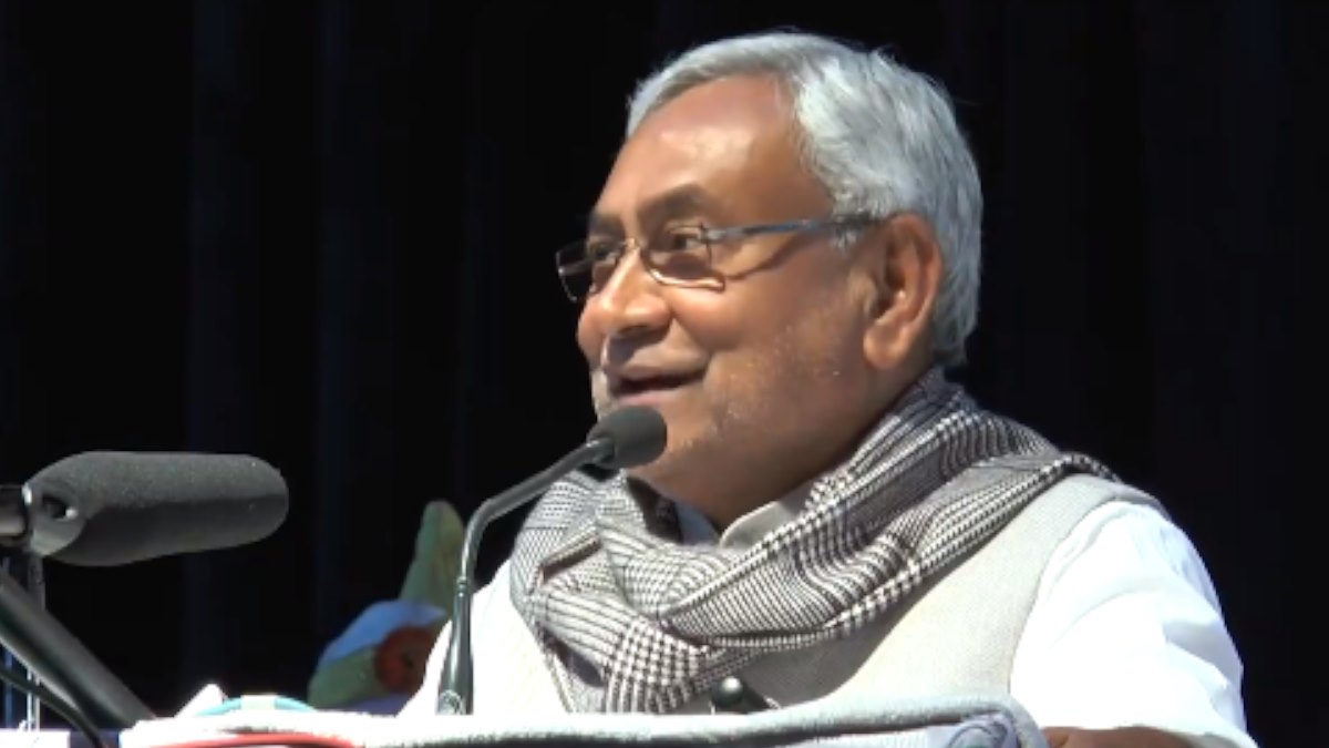 कर्पूरी ठाकुर जयंती समारोह में नीतीश कुमार ने बातों-बातों में अपने सहयोगी लालू यादव की ले ली फिरकी, कहा- आज लोग सिर्फ अपने परिवार को ही बढ़ाते रहते हैं, मैंने…