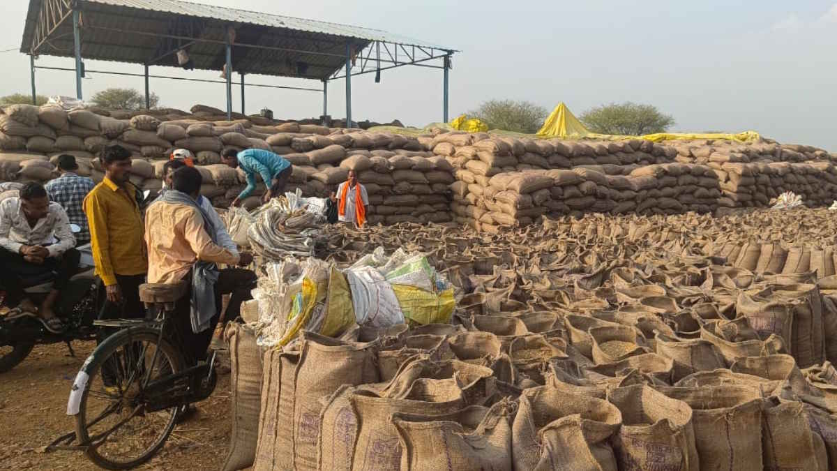 MP का ये अधिकारी कर्मचारियों को देता है गाली:  संचालक के खिलाफ विरोध में उतरे कर्मचारी, कहा- मंत्री से भी करेंगे शिकायत