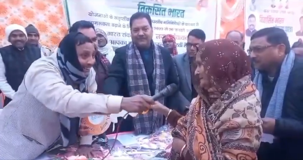 VIDEO: BJP सांसद ने महिला को सौंपी PM आवास की चाबी, बुजुर्ग ने माइक पर ही कहा-“30 हजार रिश्वत लेकर दिया गया आवास