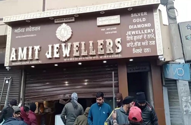 ज्वेलर्स शोरूम में 40-50 लाख कीमती सोने व चांदी के गहनों की चोरी