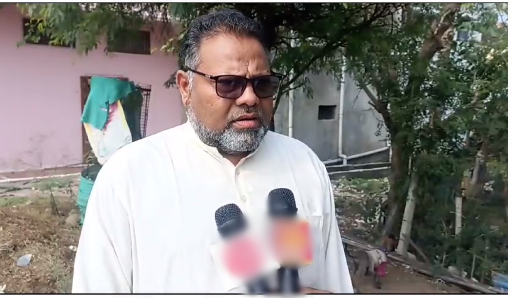 निलंबित शिक्षक ने बाबू पर लगाया रिश्वत का आरोप, अधिकारी बोले- उसने उधार दिए पैसे वापस किए, जानिए पूरा मामला