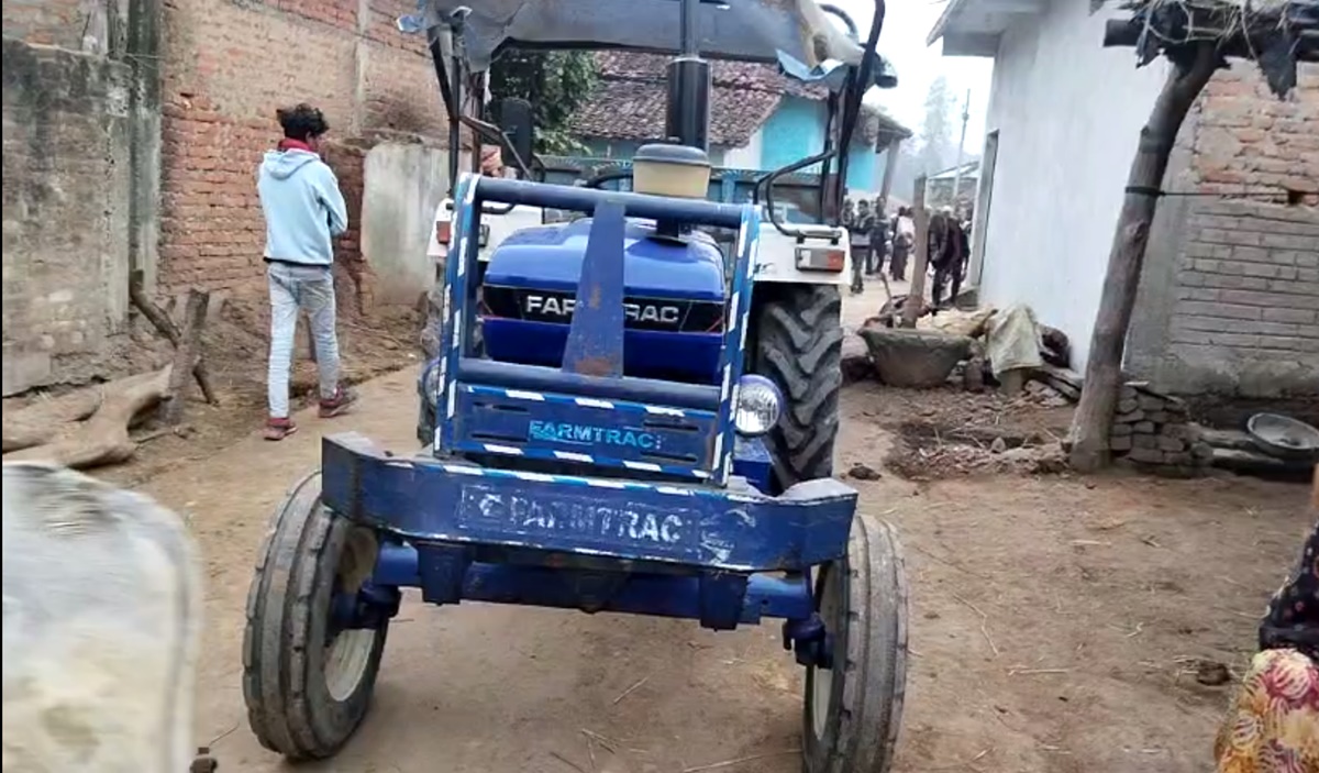 अब गलियों में भी दिखने लगा तेज रफ्तार वाहनों का कहर: घर के बाहर बर्तन धो रही महिला को ट्रैक्टर ने कुचला, ड्राइवर फरार
